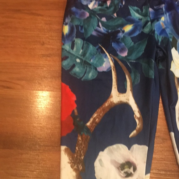 New size Large leggings - Picture 2 of 3